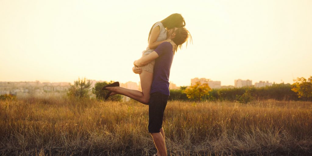 Young Couple In Love P7FVYCL 1024x512